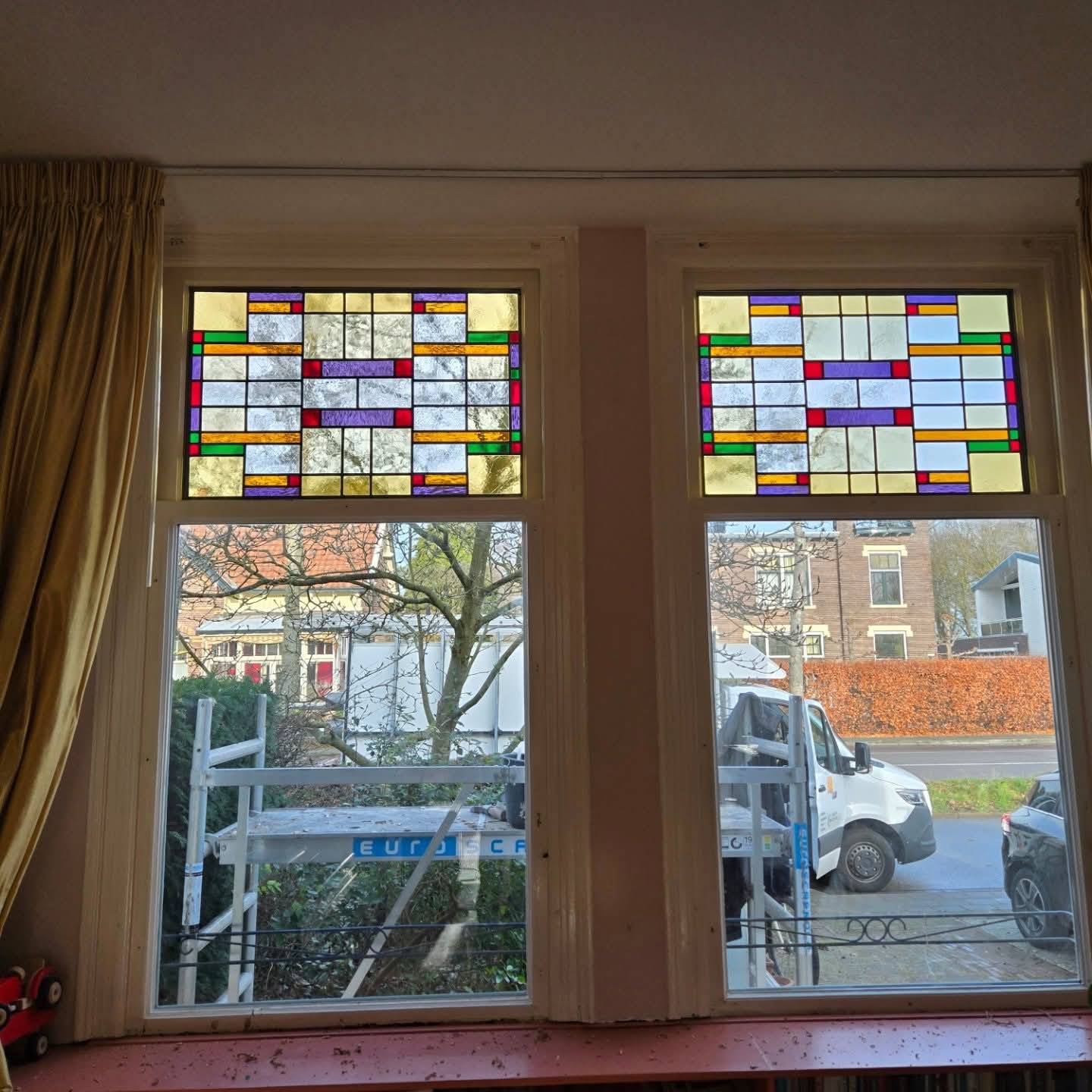 Erker met nieuwe glas in lood bovenlichten in een woning in Arnhem, project van RegioGlas