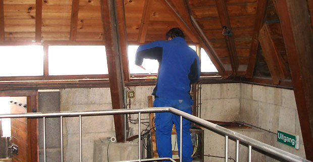 Glaszetter van RegioGlas aan het werk in de toren van de Sint-Eusebiuskerk in Arnhem